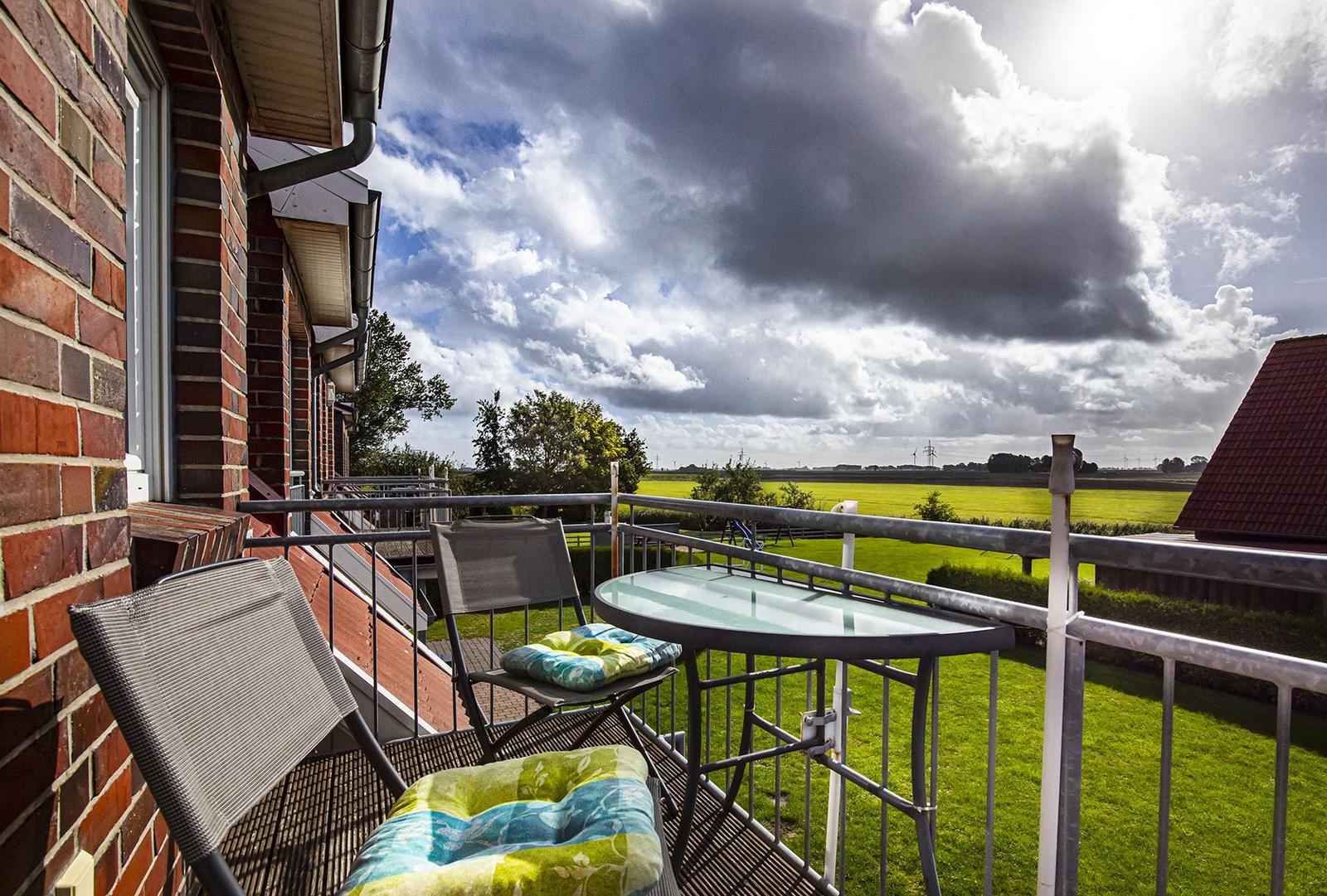 Balkon mit Ausblick auf den Gemeinschaftsgarten ...