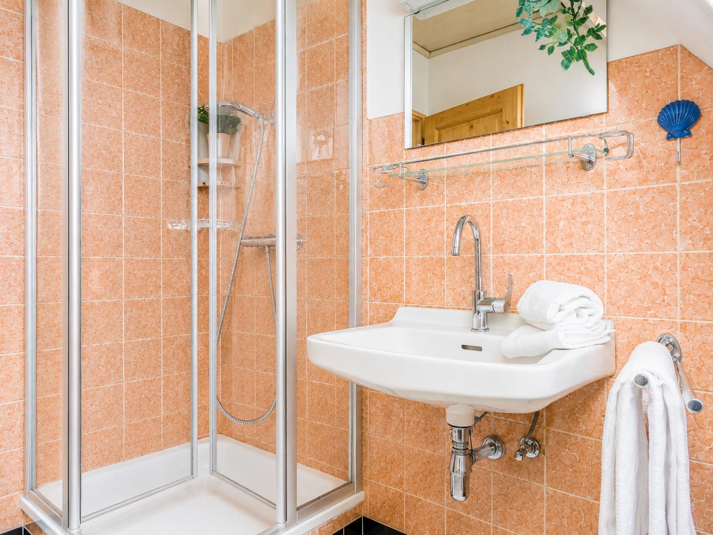 Badezimmer mit Dusche...