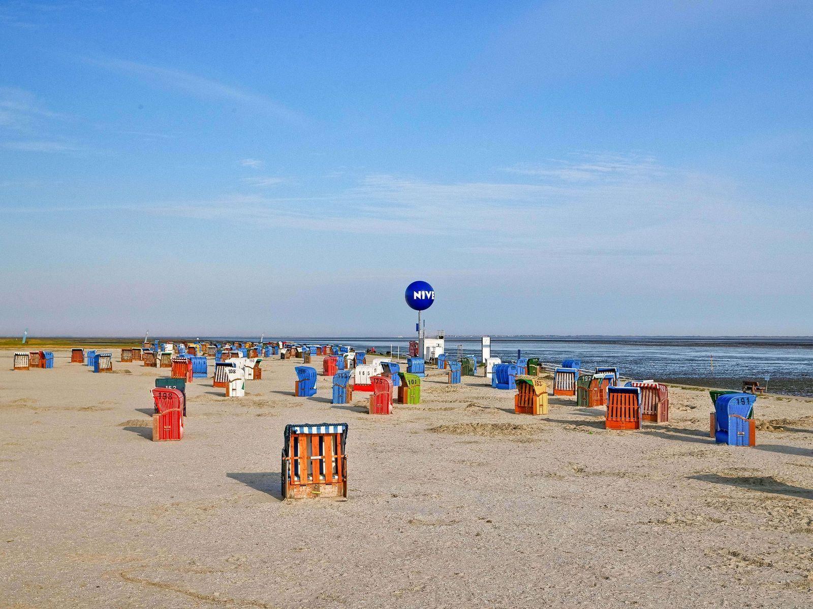 Strand mit Niveaball...