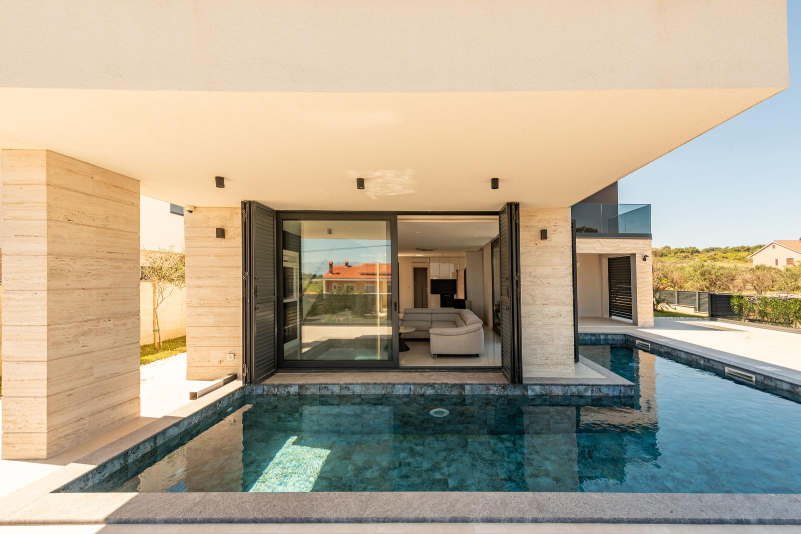 Pool mit Blick auf Wohnbereich und Terrasse