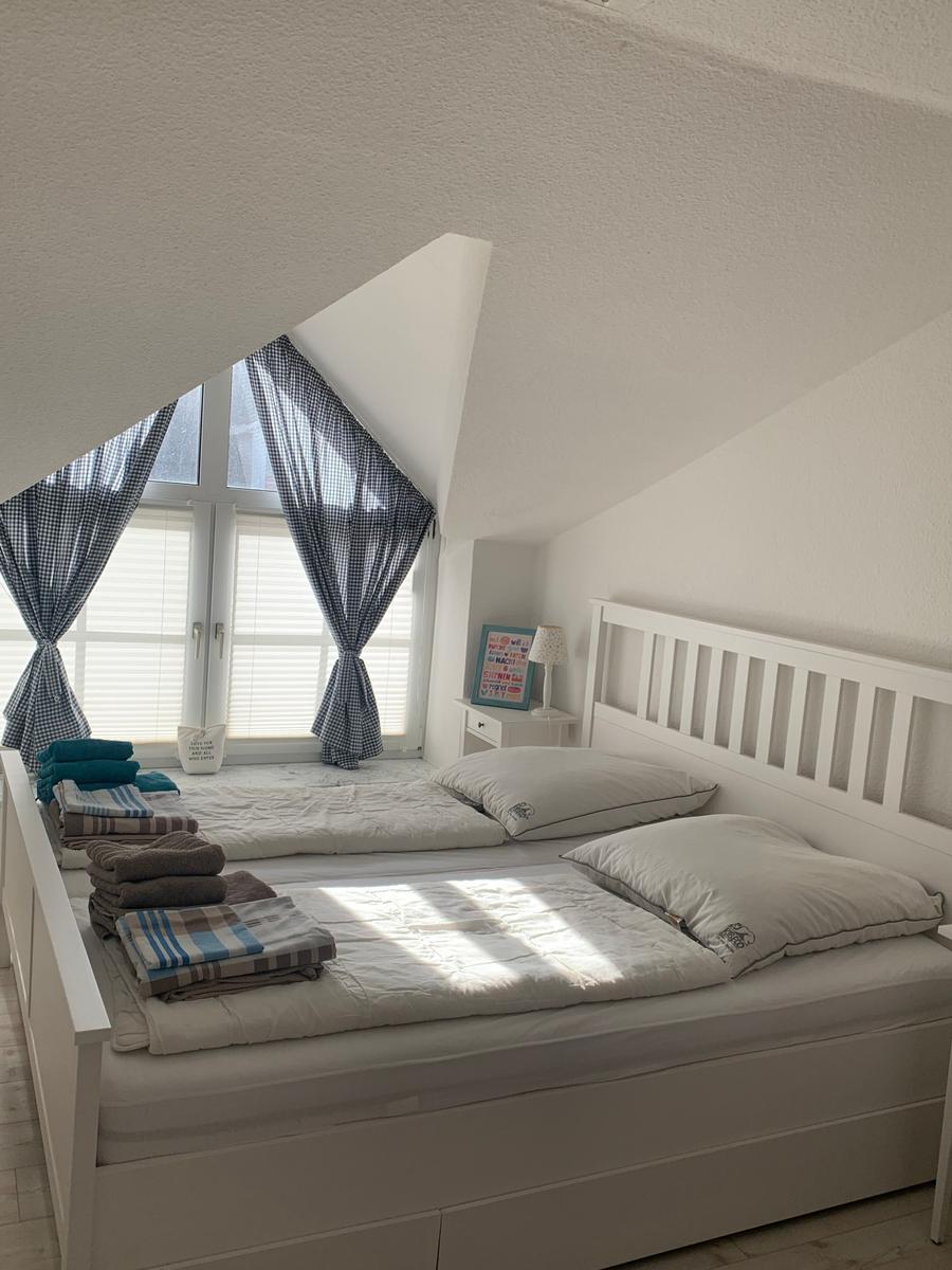 Im 1.OG. Schlafzimmer mit Doppelbett, 1,80 x 2,00 m.
Fliegengitter und  Verdunklungsrollo mit Sonnenschutz.