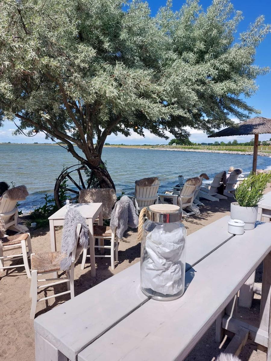 In Lemkenhafen im Lütten.
Direkt am Wasser ein Cocktail und andere Kleinigkeiten genießen.