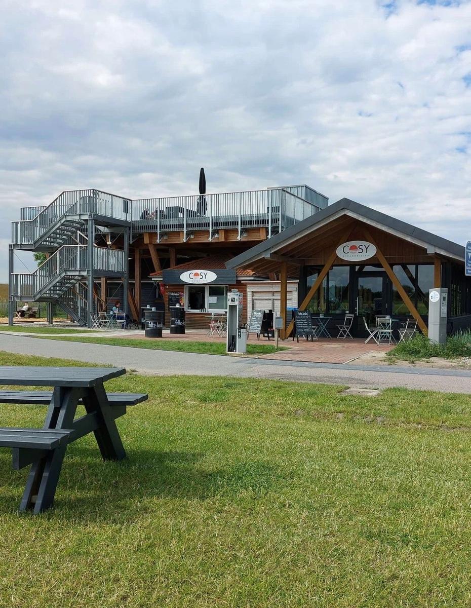 Bojendorf am Strand das Cosy.
Leckere Kleinigkeiten essen mit Blick auf das Wasser.