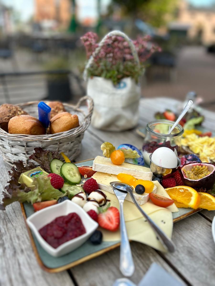 Frühstücken in Orth im Cafe am Hafen.
