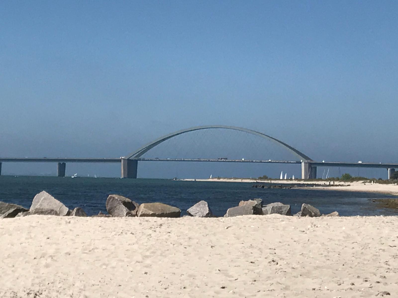 Am Fehmarn Sund, mit dem größten Kleiderbügel der Welt