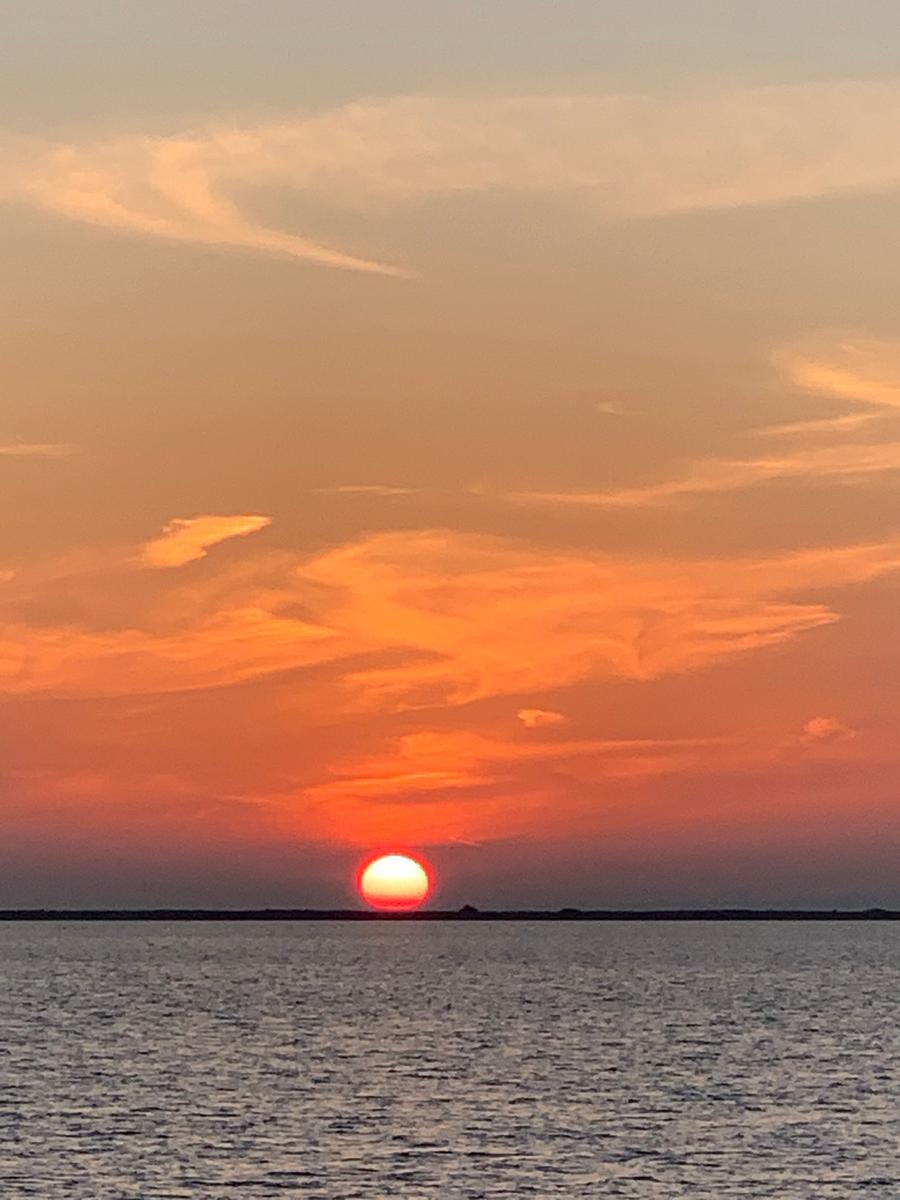 Schöne Abendstimmung am Strand geniessen.
