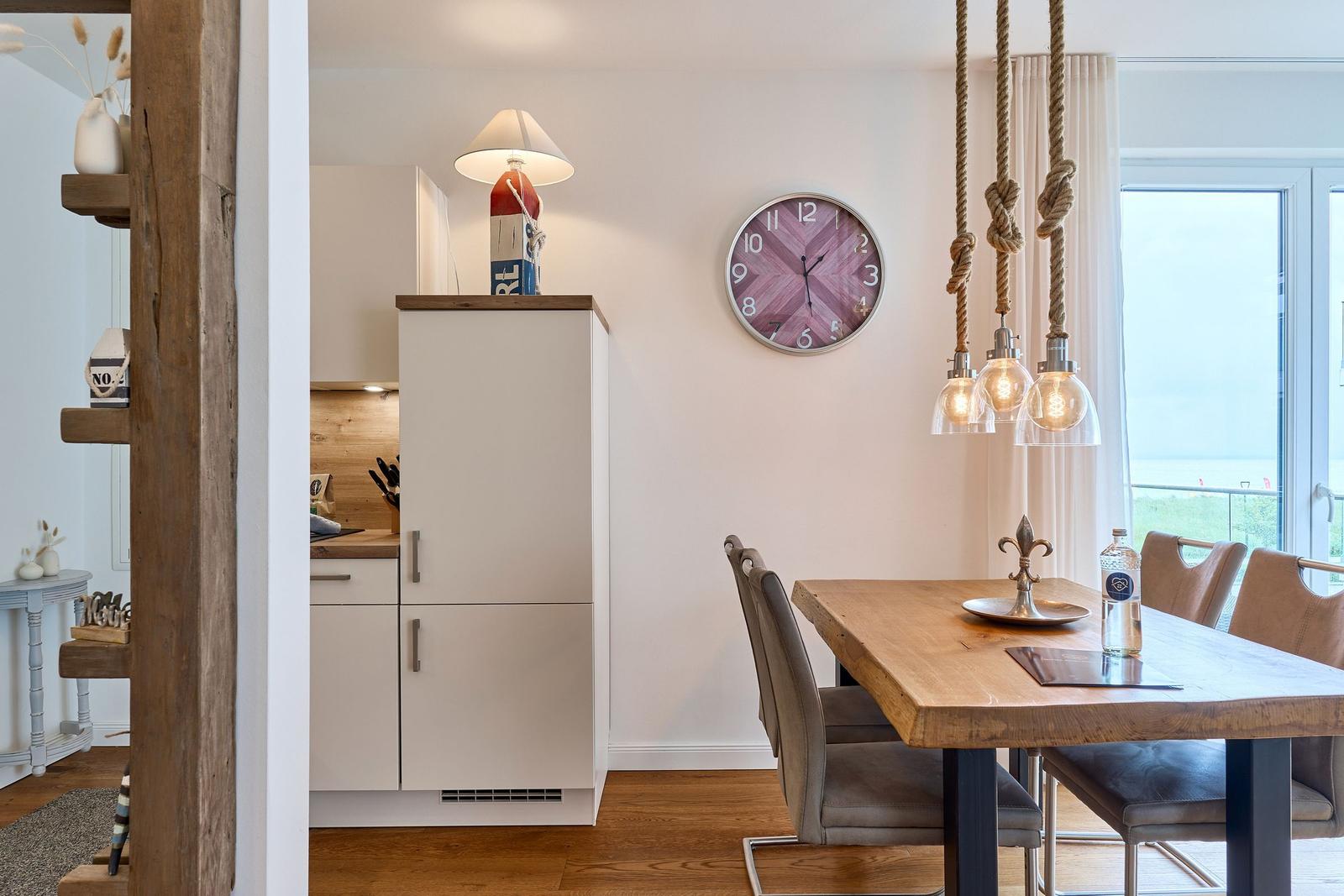 Essbereich mit Holztisch, Stühlen und Sehenswürdigkeiten an der Wand.
