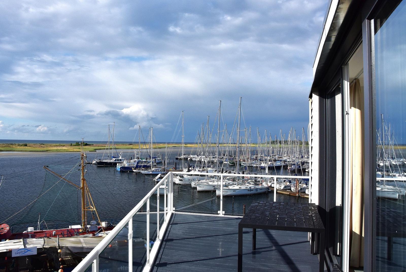 Terrasse mit Blick auf Hafen und Segelboote