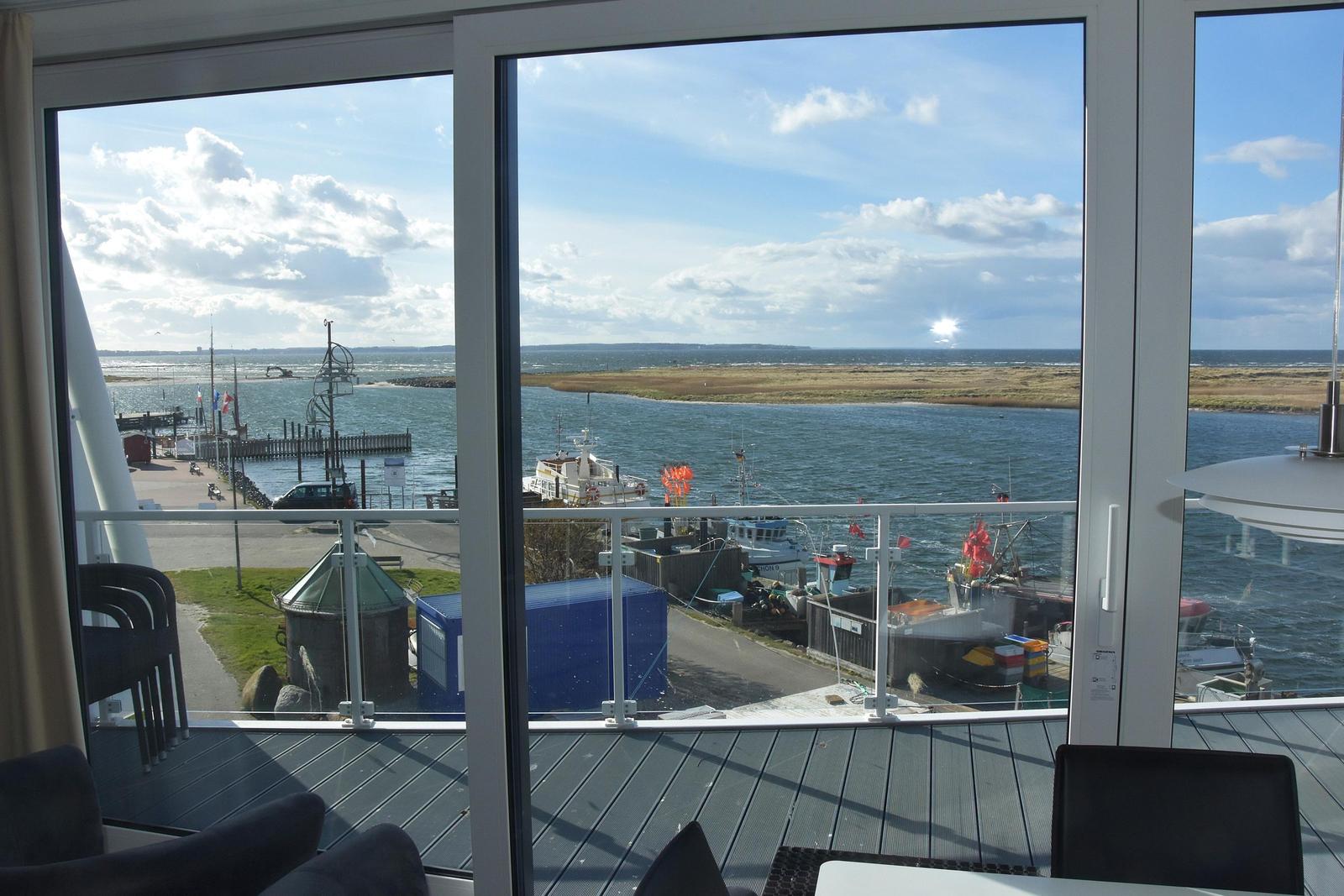 Blick auf Hafen mit Booten und Wasser unter blauem Himmel