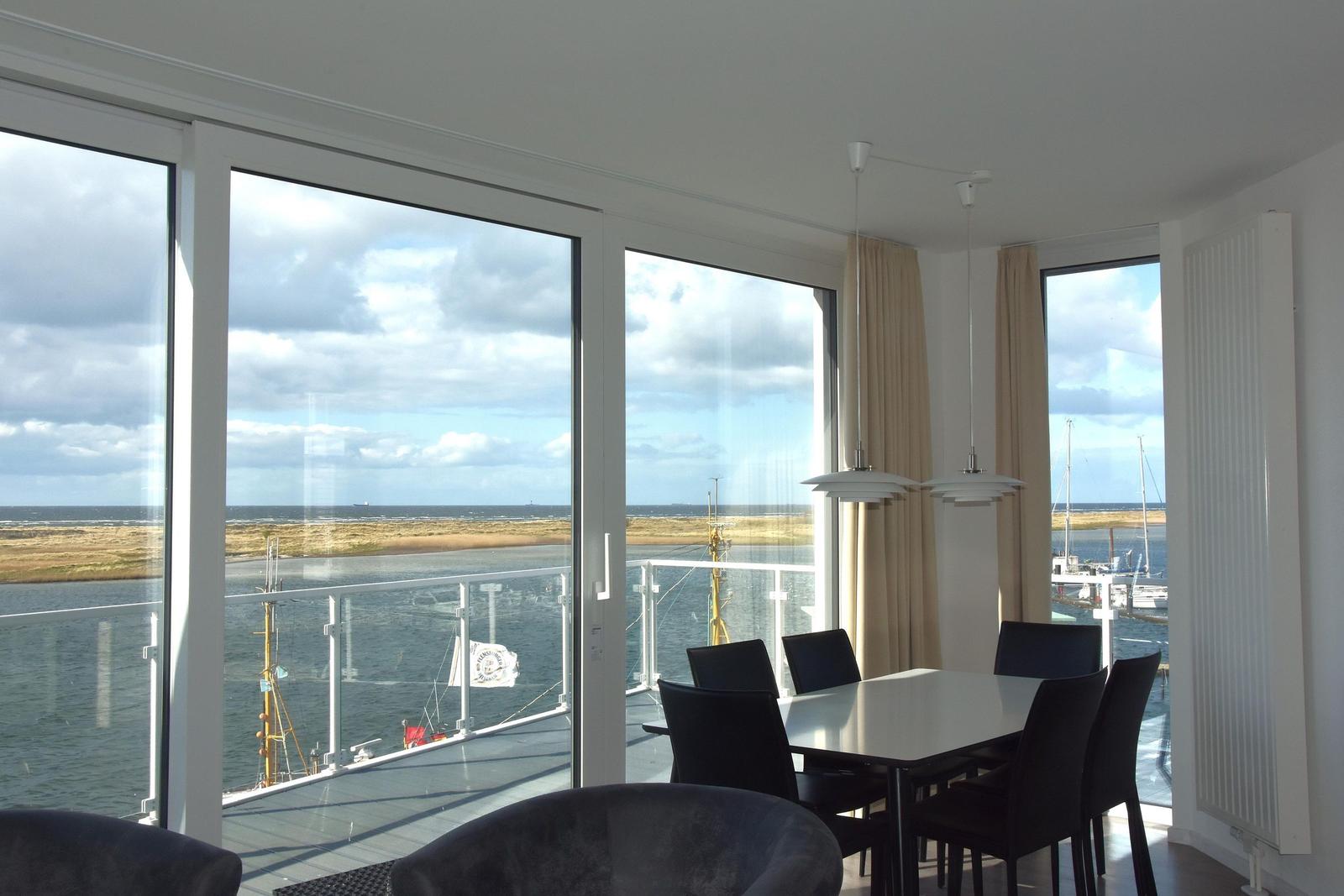 Esszimmer mit Blick auf Hafen und Wasser