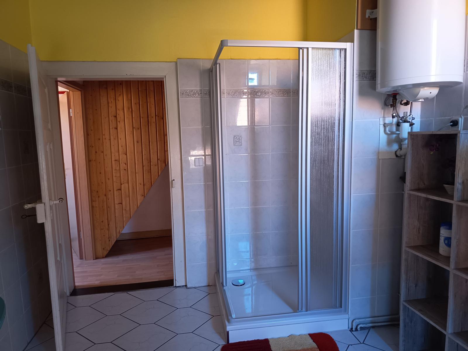 Badezimmer mit Blick in den Flur
