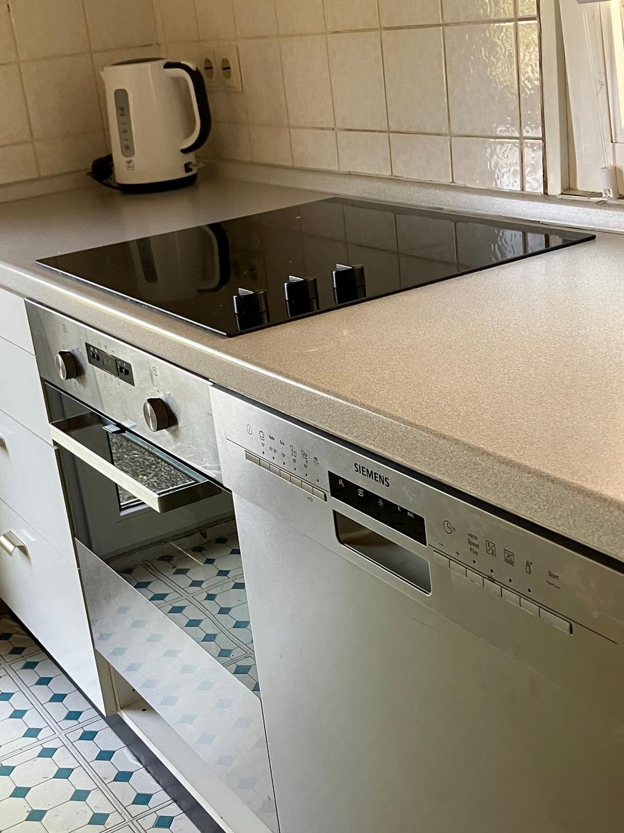 Küche mit Spülmaschine, Ceranfeld, Backofen