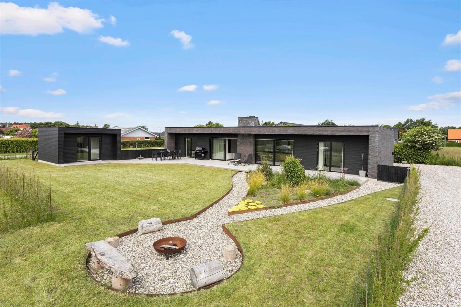 Moderne Villa mit großem Garten, Grillplatz und Feuerkorb. Terrasse mit Sitzgelegenheiten.