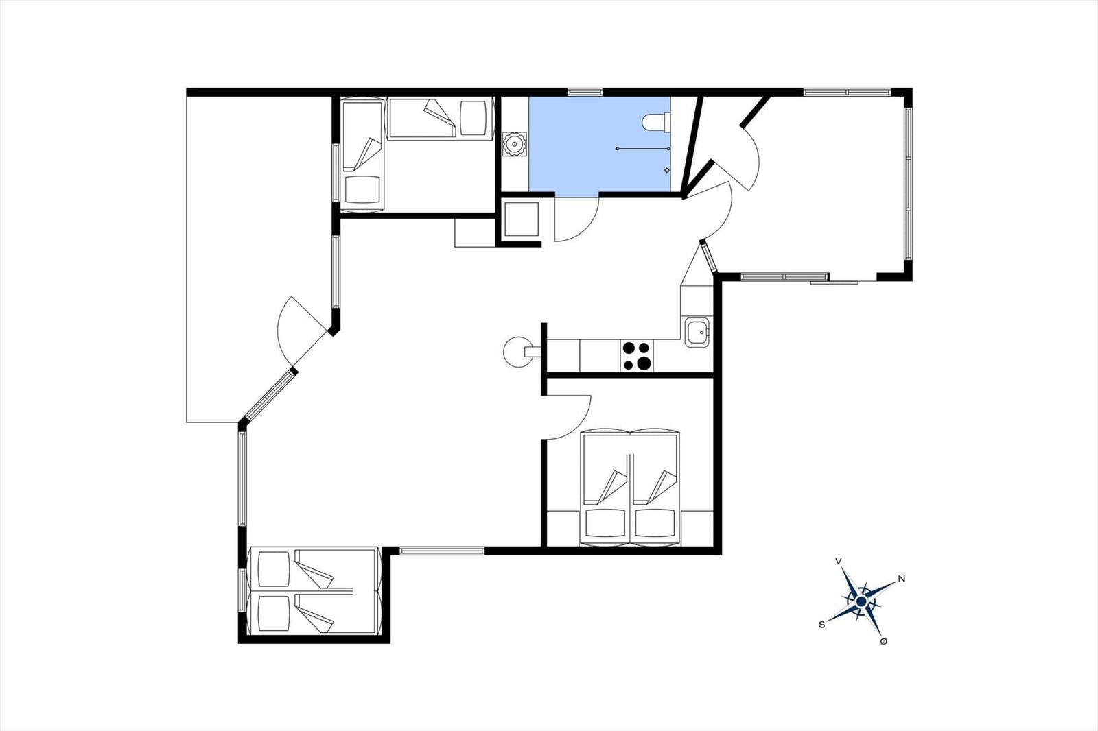 Wohnung mit Küche, Bad, Schlafzimmer und Wohnbereich. Mit Kompassrose.