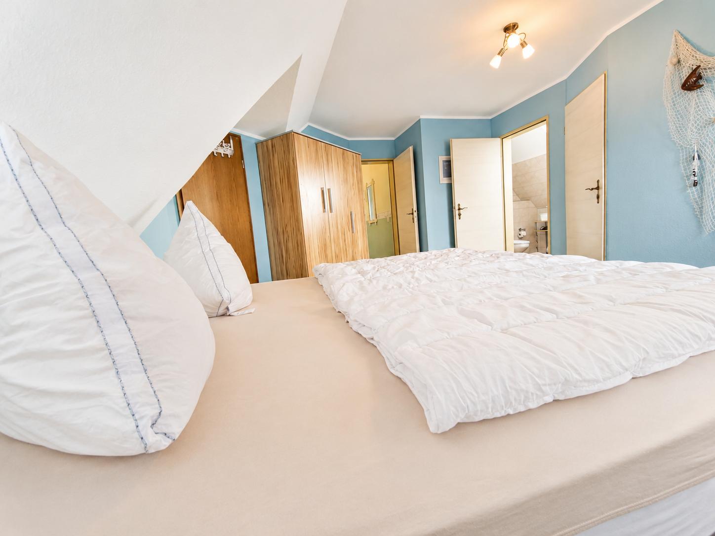 Elternschlafzimmer mit Blick Richtung Badezimmer und Kinderschlafzimmer...