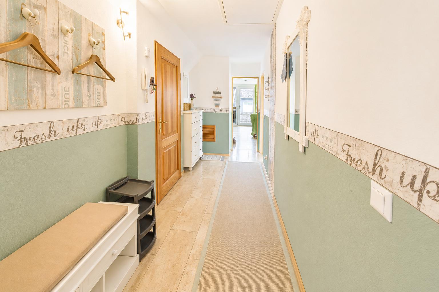 Wohnungseingang (Flur Richtung Küche und Wohnzimmer)...