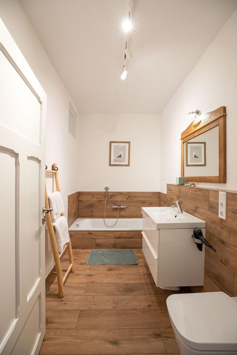 Badezimmer 1 mit Badewanne...