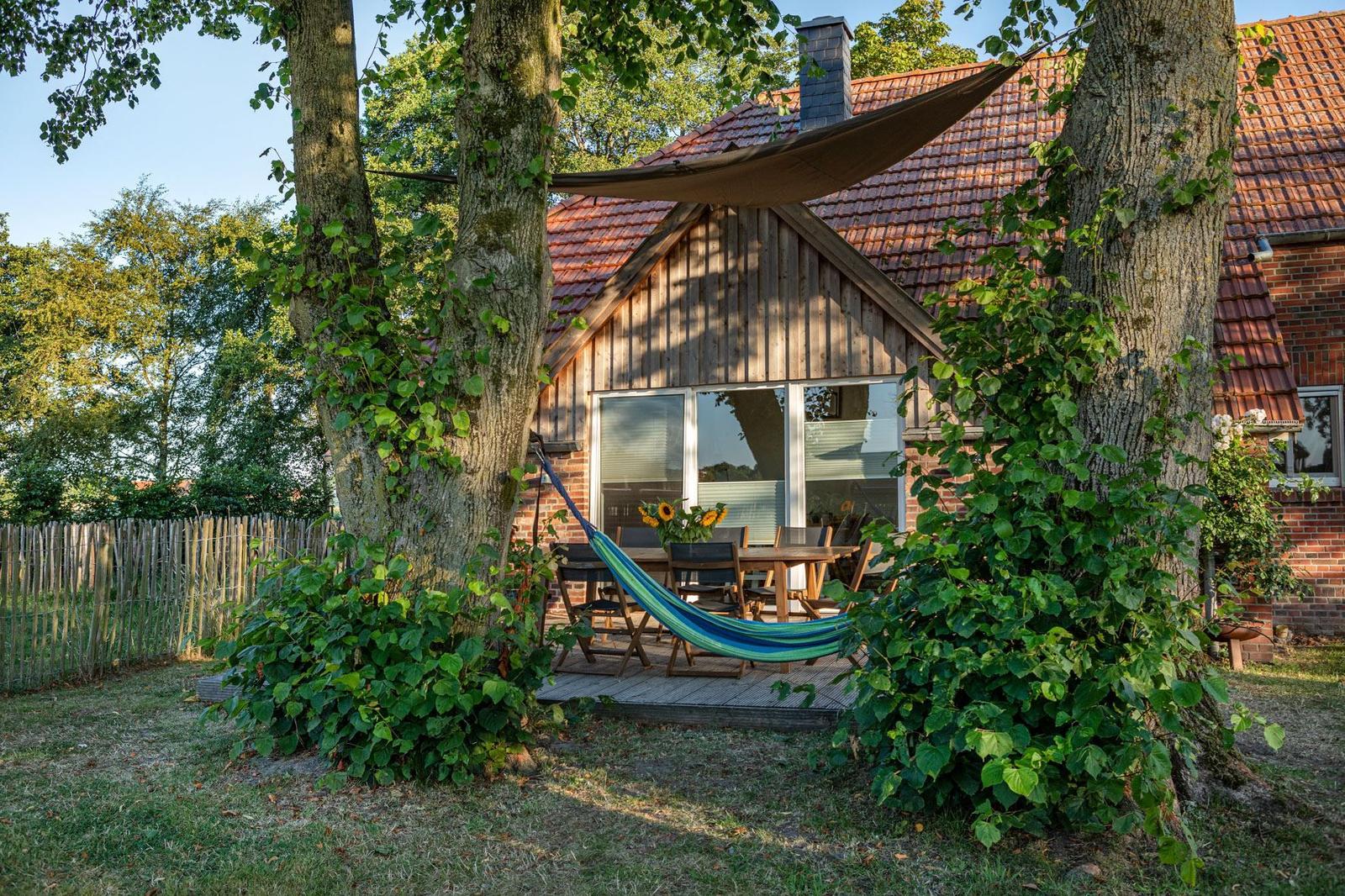 Terasse mit Hängeschaukel...