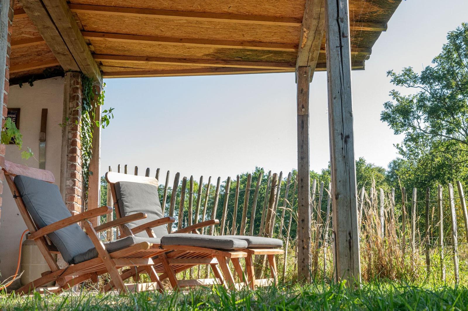 Gartenhütte mit Grillgelegenheit und Liegestühlen...