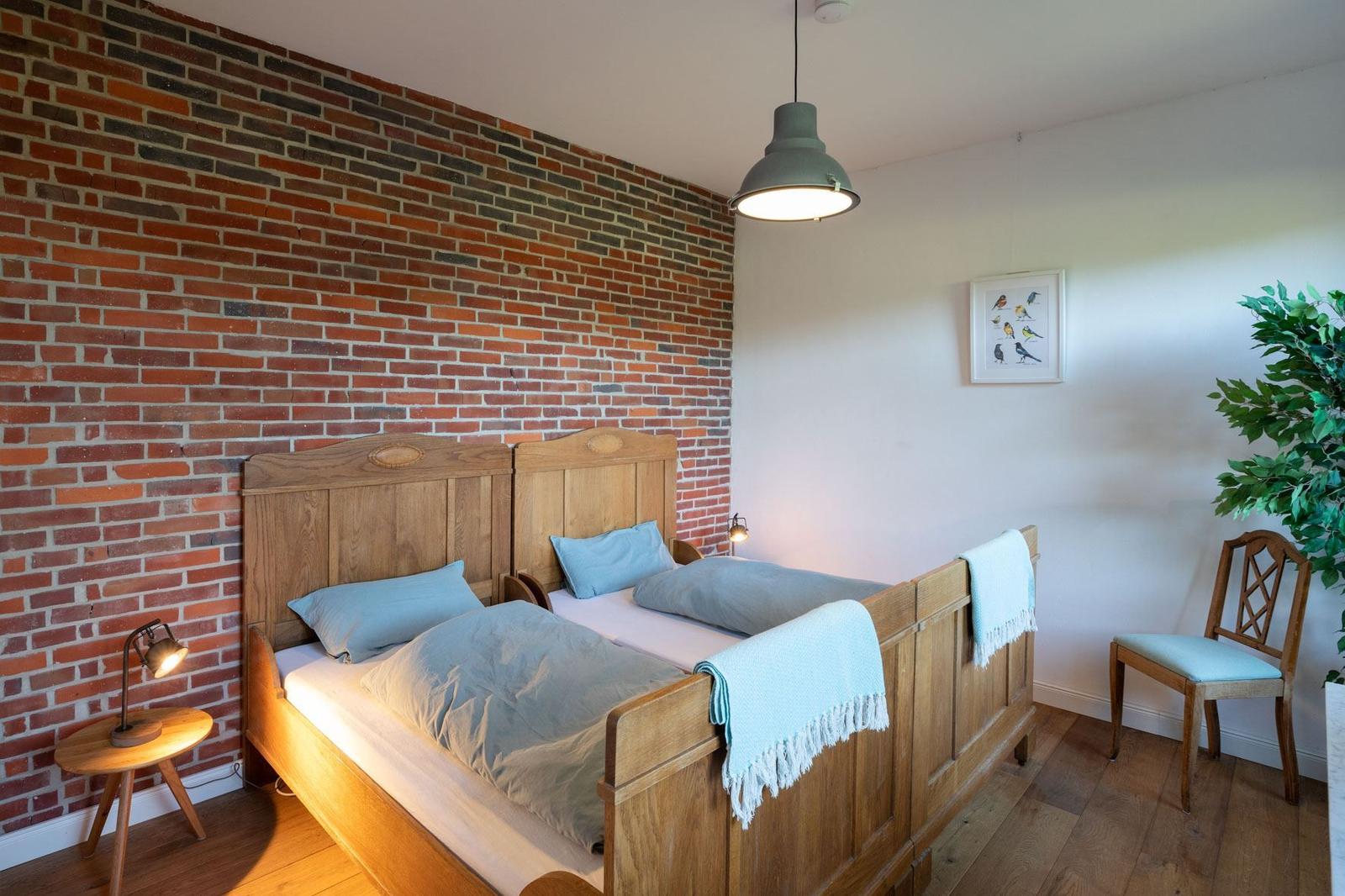 Elternschlafzimmer 3(erreichbar durch das Durchgangszimmer/Kinderzimmer)...