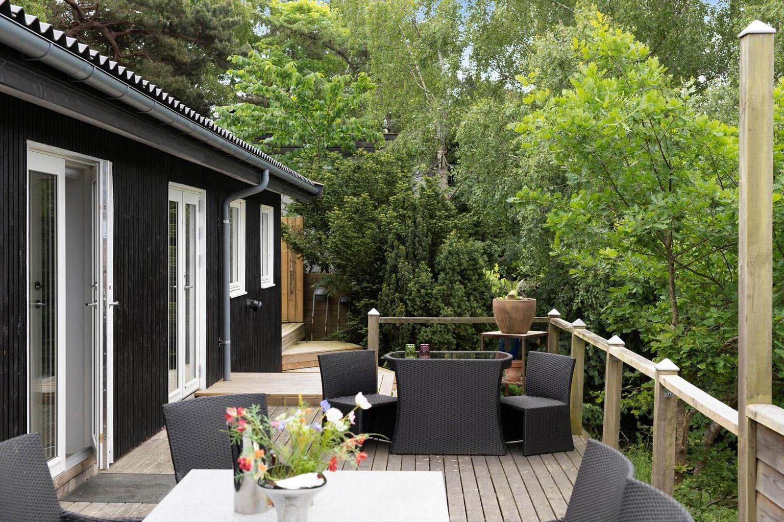 Deck with seating area and view into green surroundings