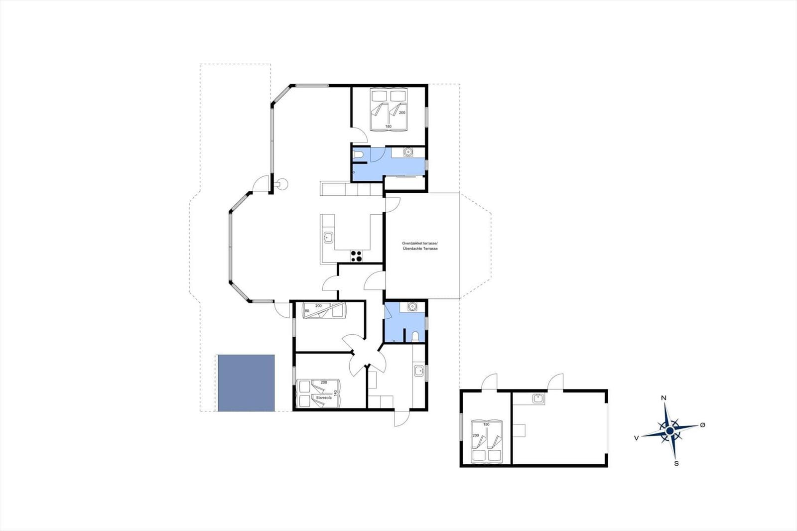 Flur mit Küche, Bad und Schlafzimmer. Überdachte Terrasse. Garage und Nebenraum.