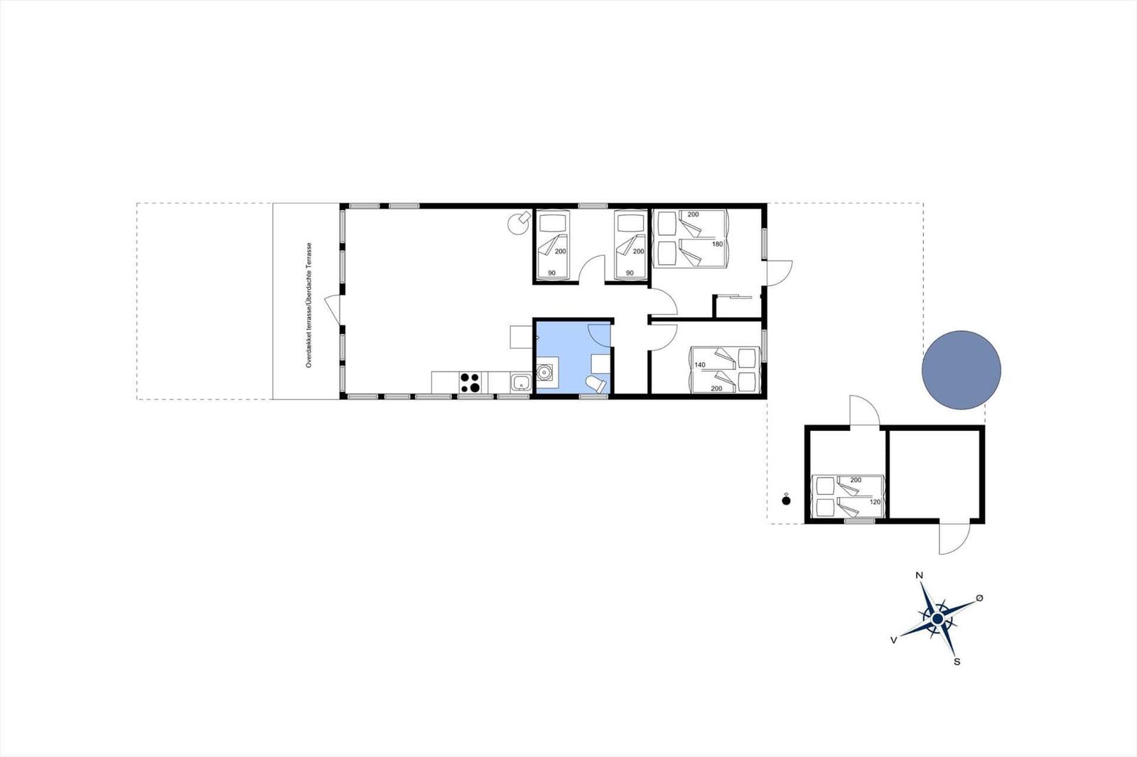 Übersichtsplan einer Ferienwohnung mit Küche, Schlafzimmern und Terrasse.