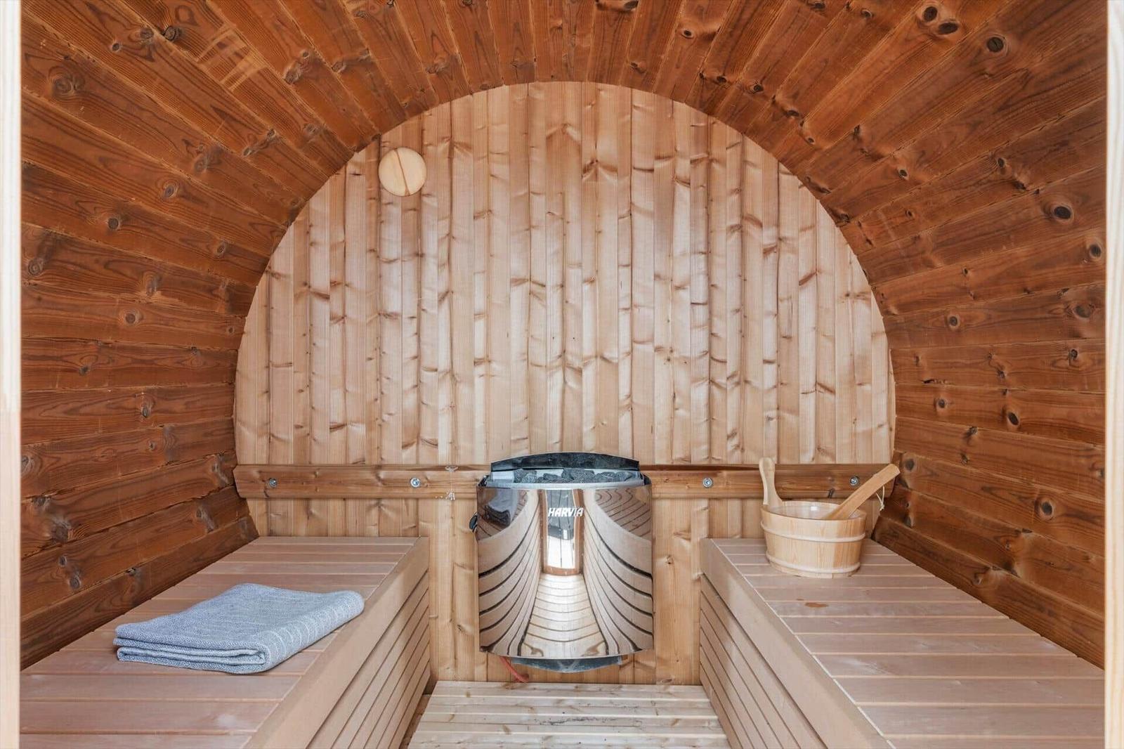 Sauna mit Holzbank, Holzofen und Holzwanne