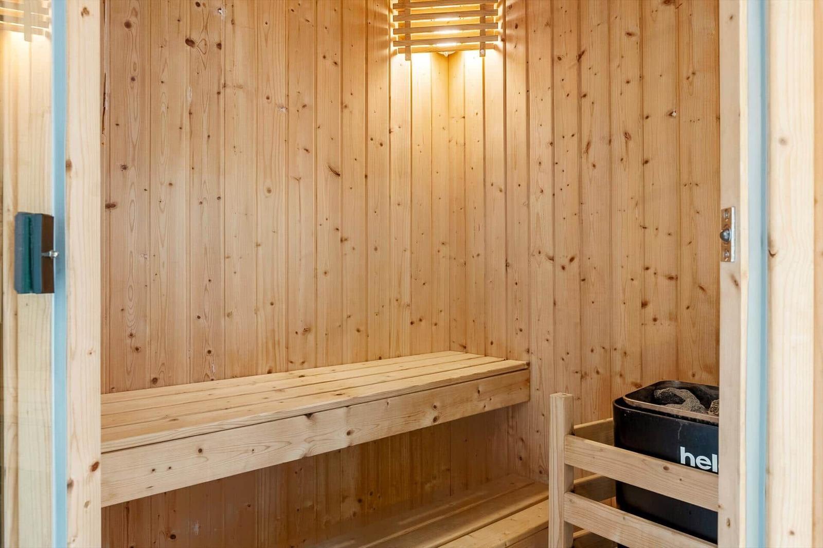 Holzsauna mit Bank und Heizungskiste