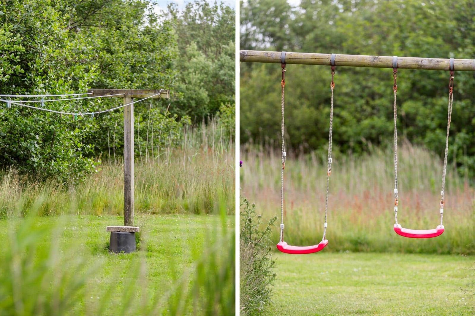 Hinterhof mit Spielgeräten und Wäscheleine. Gras und Bäume im Hintergrund.