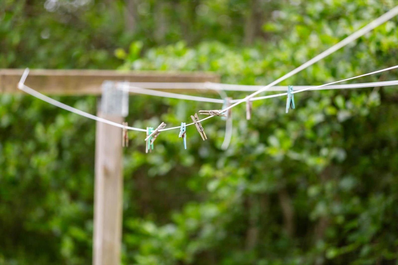 Wäscheleine mit bunten Klammerhaken im Garten