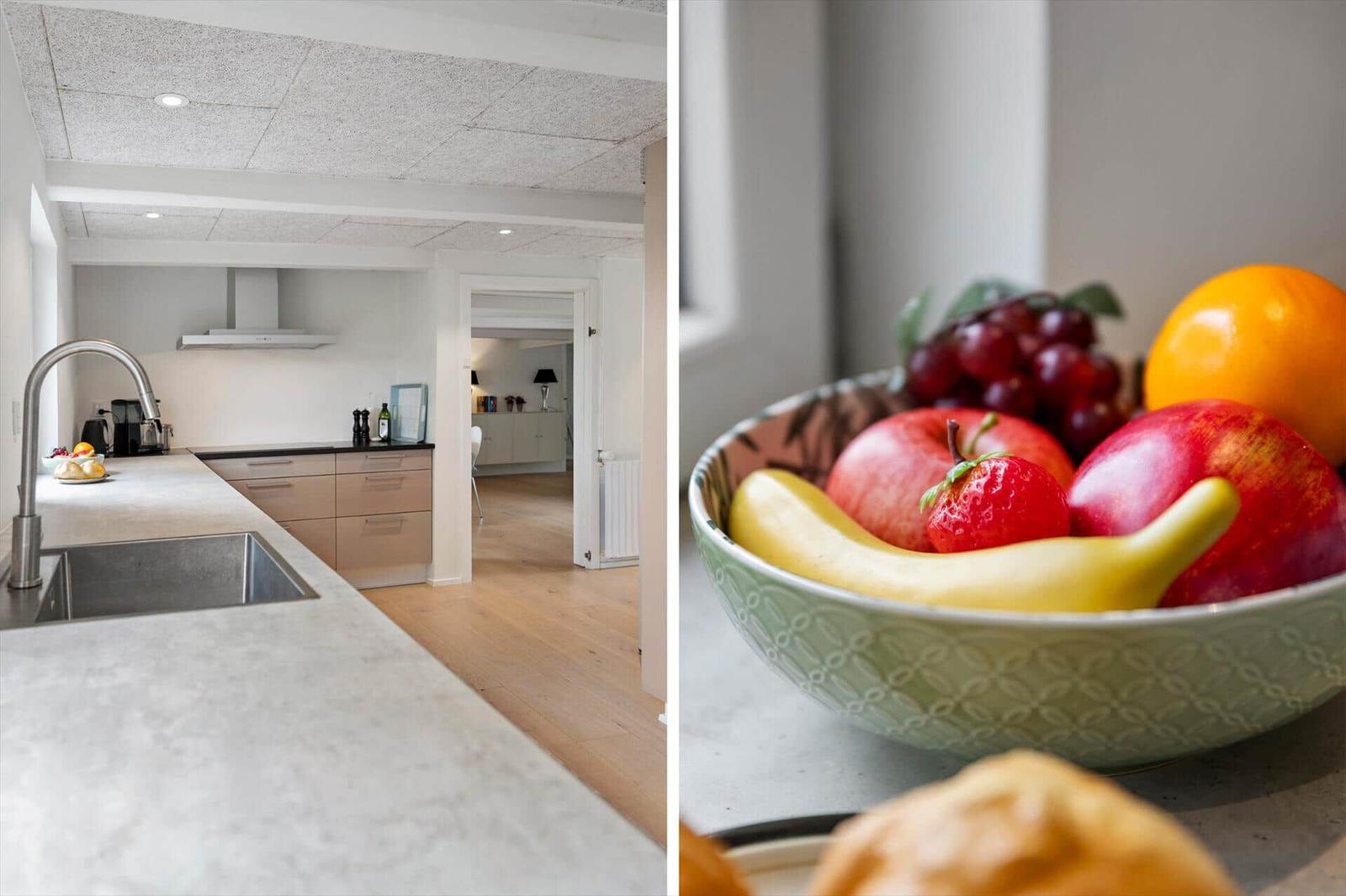 Kitchen with countertop and fruit bowl with fruits.