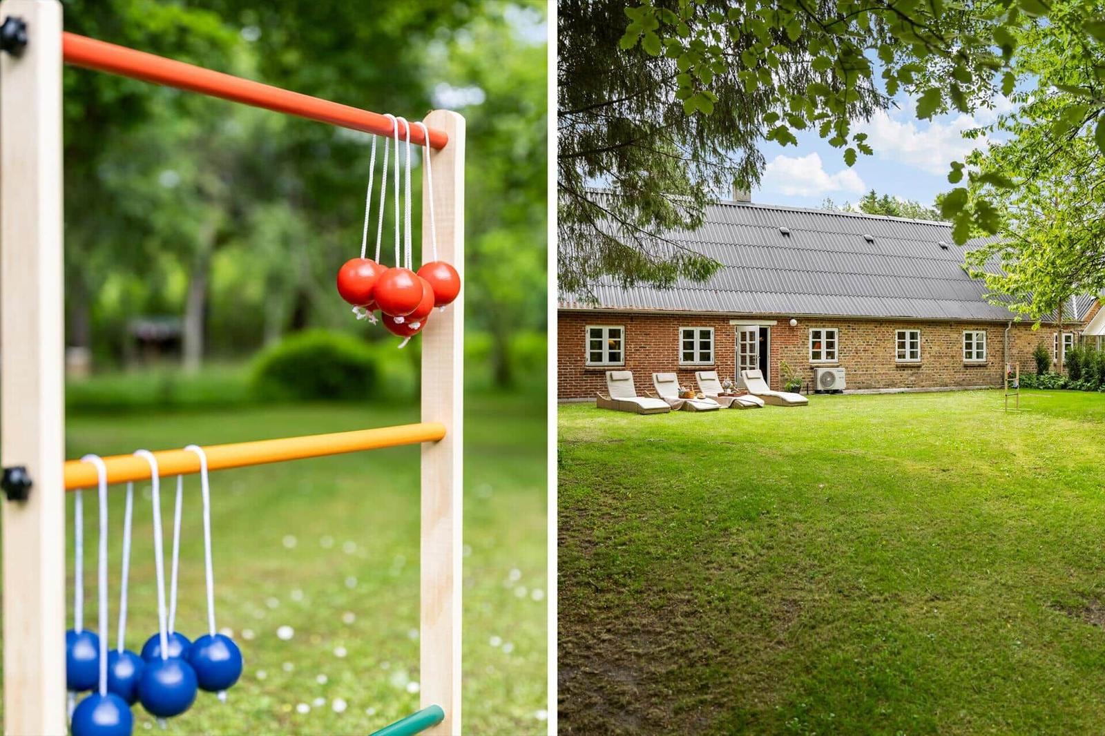 Haus mit Garten und Kinderspielplatz mit bunten Kugeln.