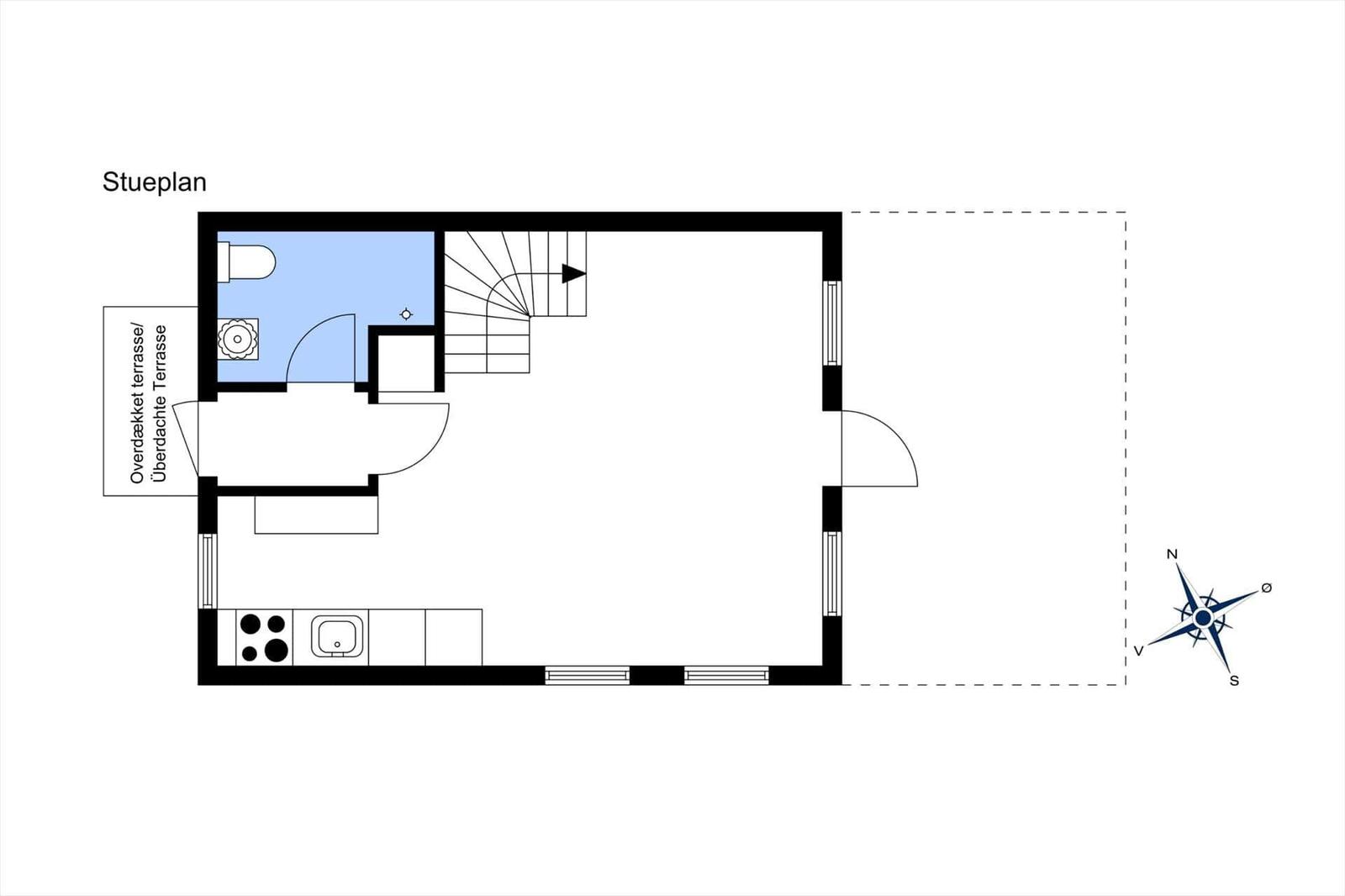 Stueplan mit Bad, Küche und überdachter Terrasse. Spiraltreppe zur oberen Etage.