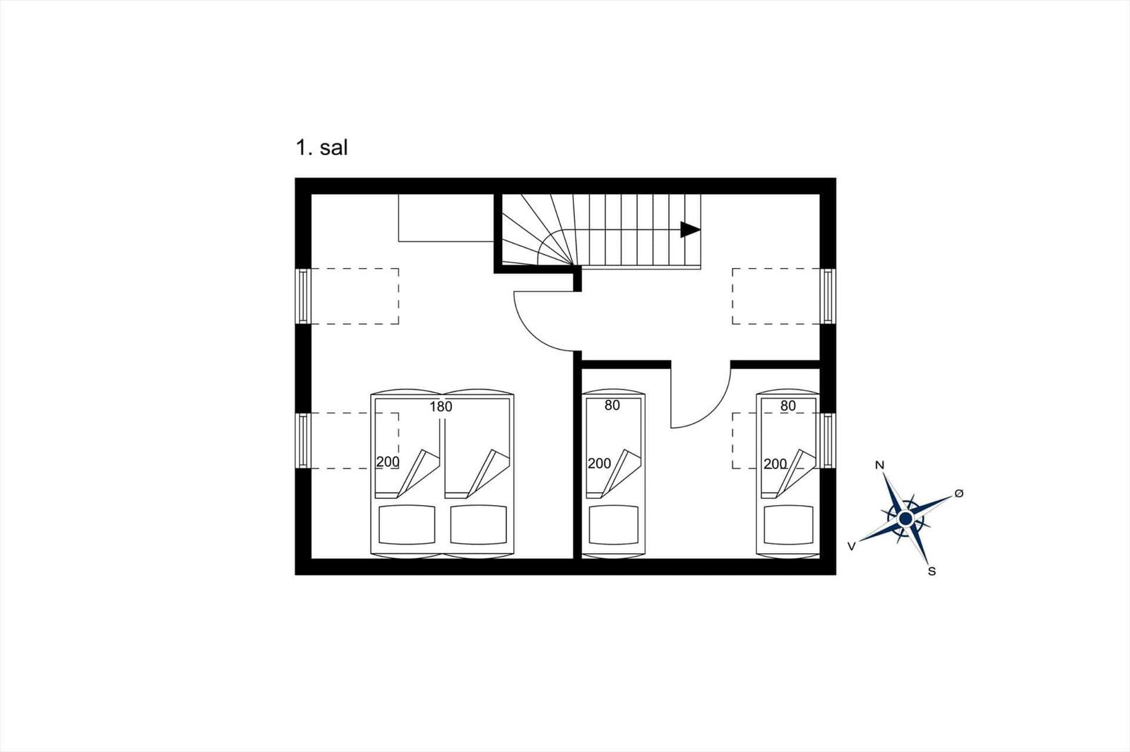 Erdgeschossplan mit Schlafzimmer, Treppe und Fenstern.