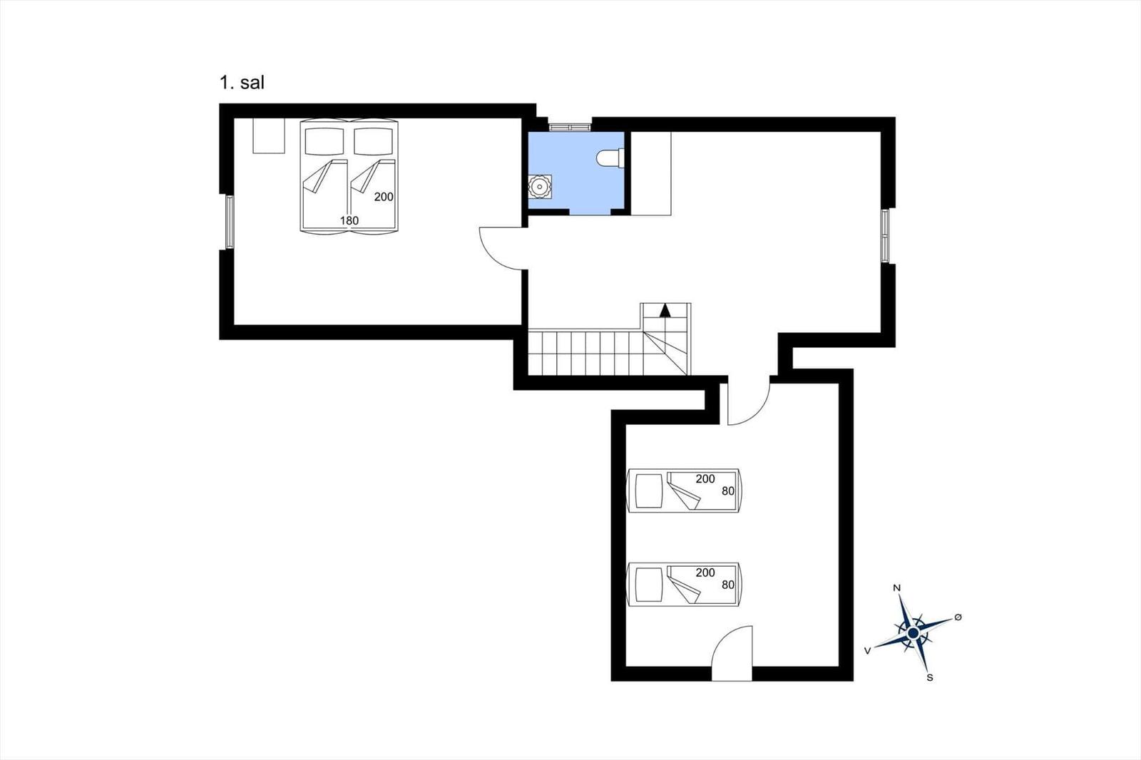 Erdgeschoss mit Schlafzimmer, Bad und Treppe zur oberen Etage.