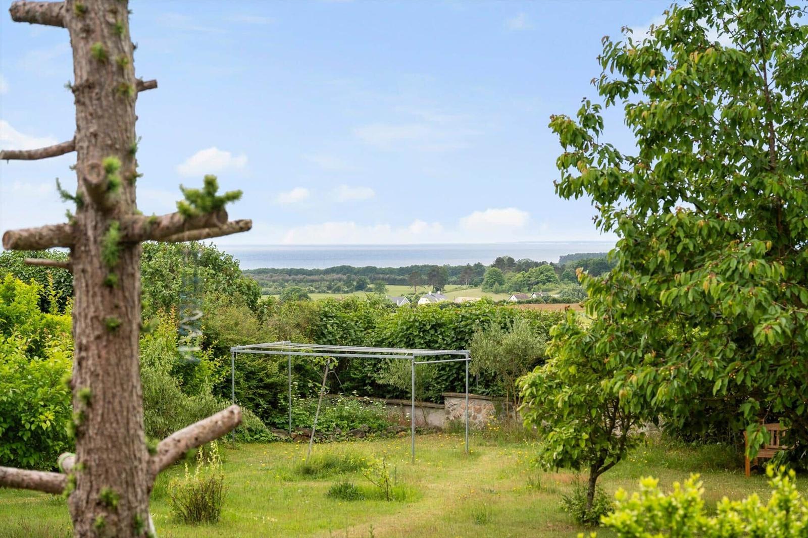 Garten mit Blick auf das Meer und grüne Landschaft
