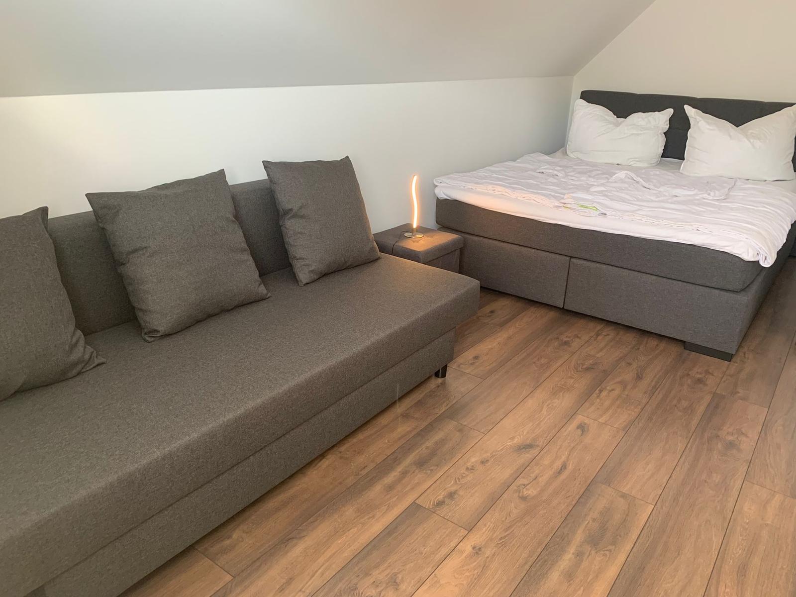 Schlafzimmer 1 mit Doppelbett und Schlafcouch.