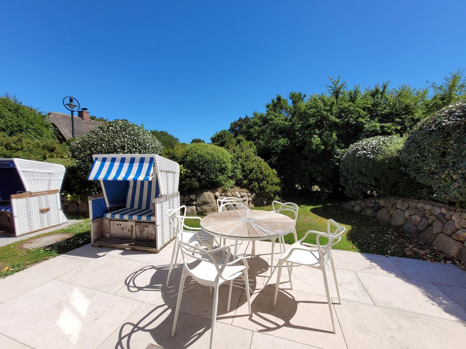 Terrasse mit Strandkorb