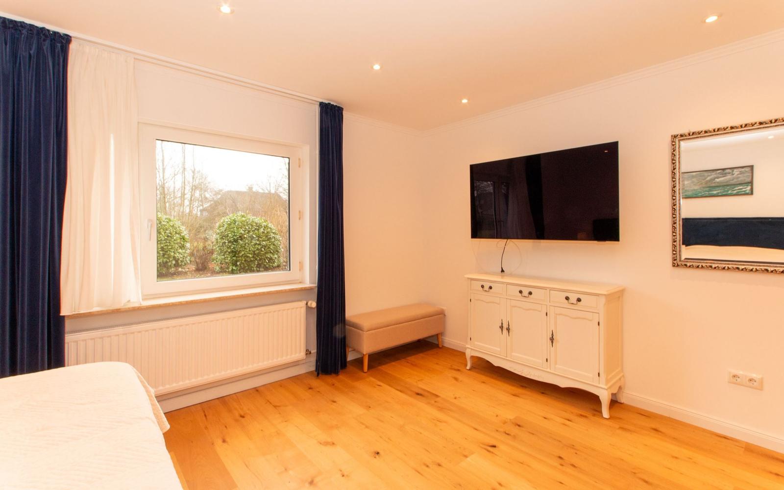 Schlafzimmer mit TV...
