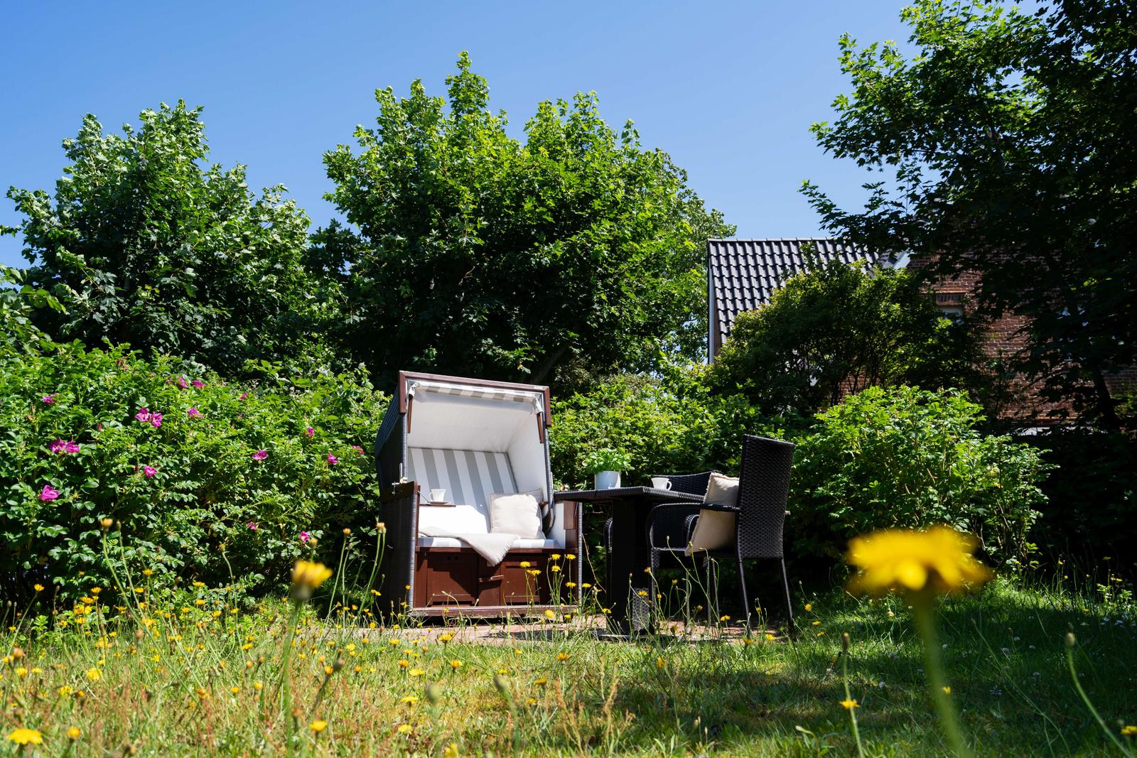 Sonneninsel/Terrasse (hinter dem Haus)