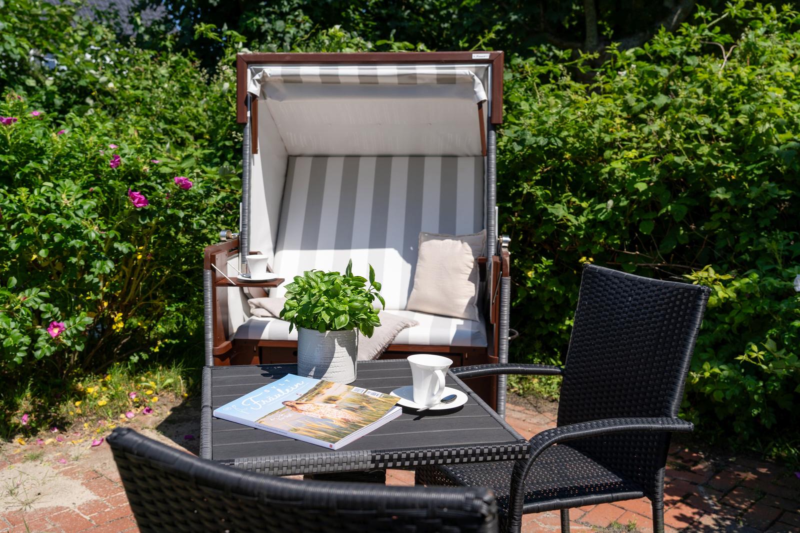 Sonneninsel/Terrasse (hinter dem Haus)