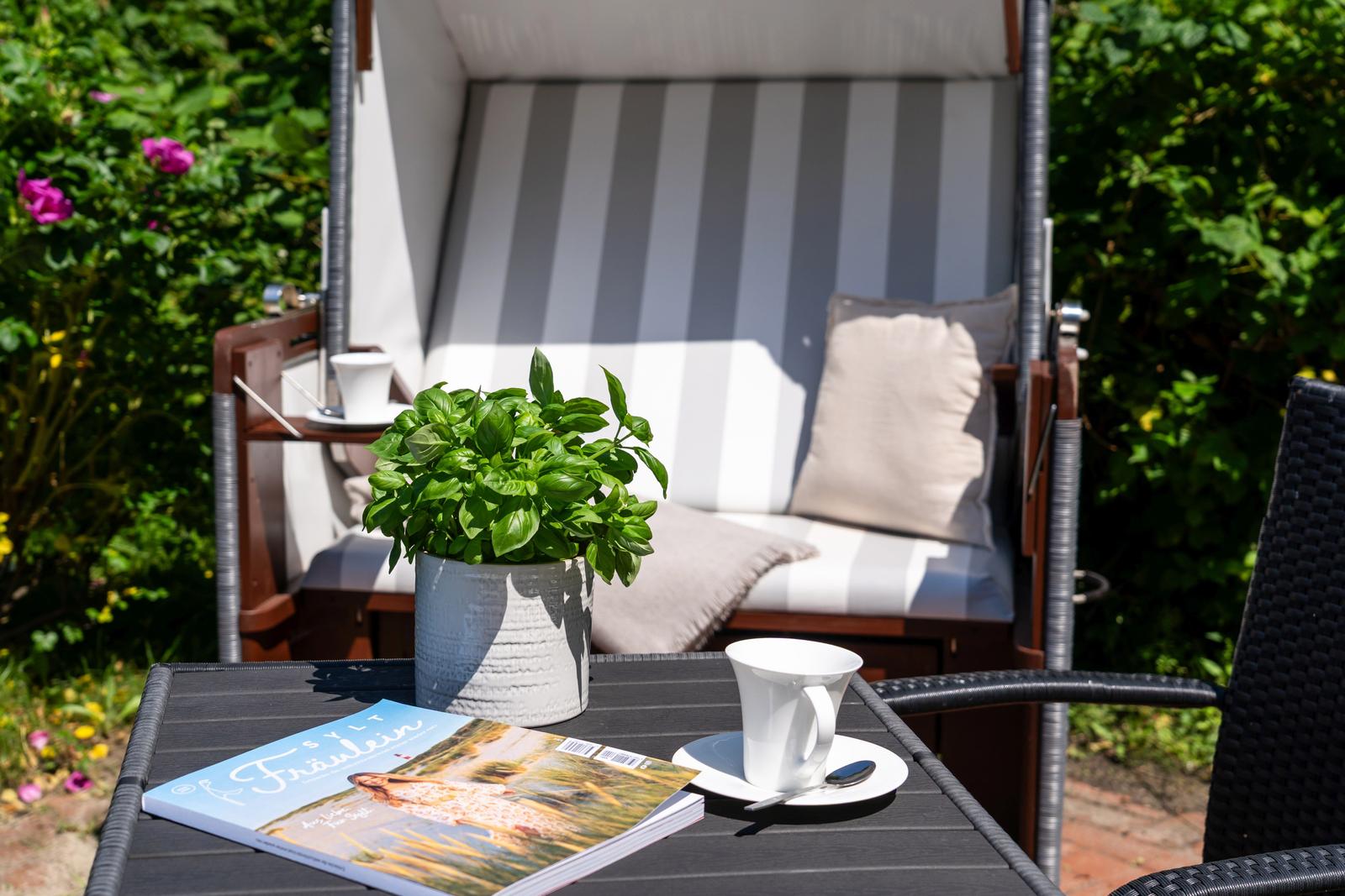 Sonneninsel/Terrasse (hinter dem Haus)