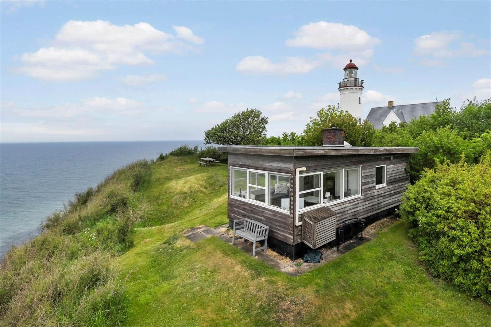 Haus mit Blick auf Leuchtturm und Meer