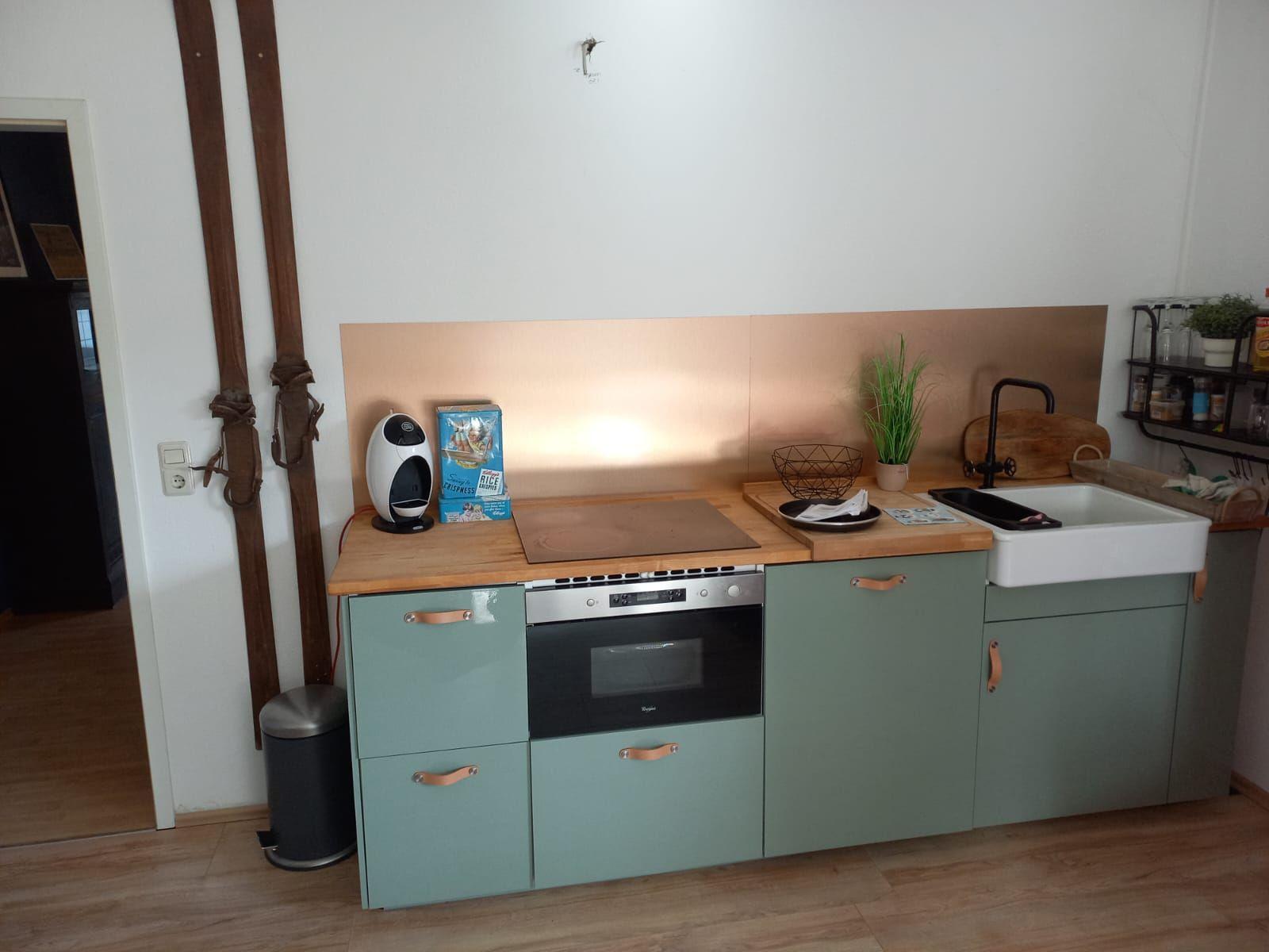 Küchenzeile mit 4 Platten Ceranfeld, Spülmaschine, Kühl-Gefrierschrank, SodaStremer, Wasserkocher, Mikrowelle