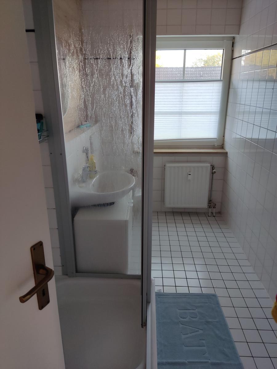 Badezimmer mit Dusche und WC
