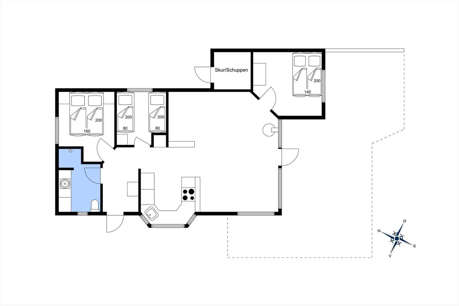 Wohnung mit vier Schlafzimmern, Küche und Bad. Außenbereich mit Skur/Schuppen.