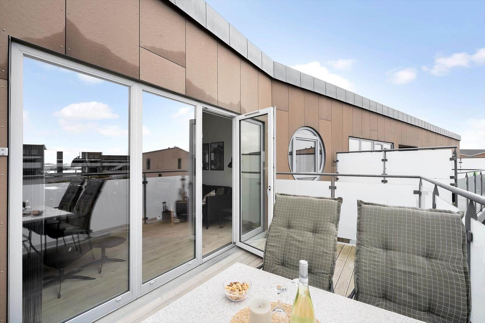 Terrasse mit Sitzgelegenheiten und Blick auf die Stadt