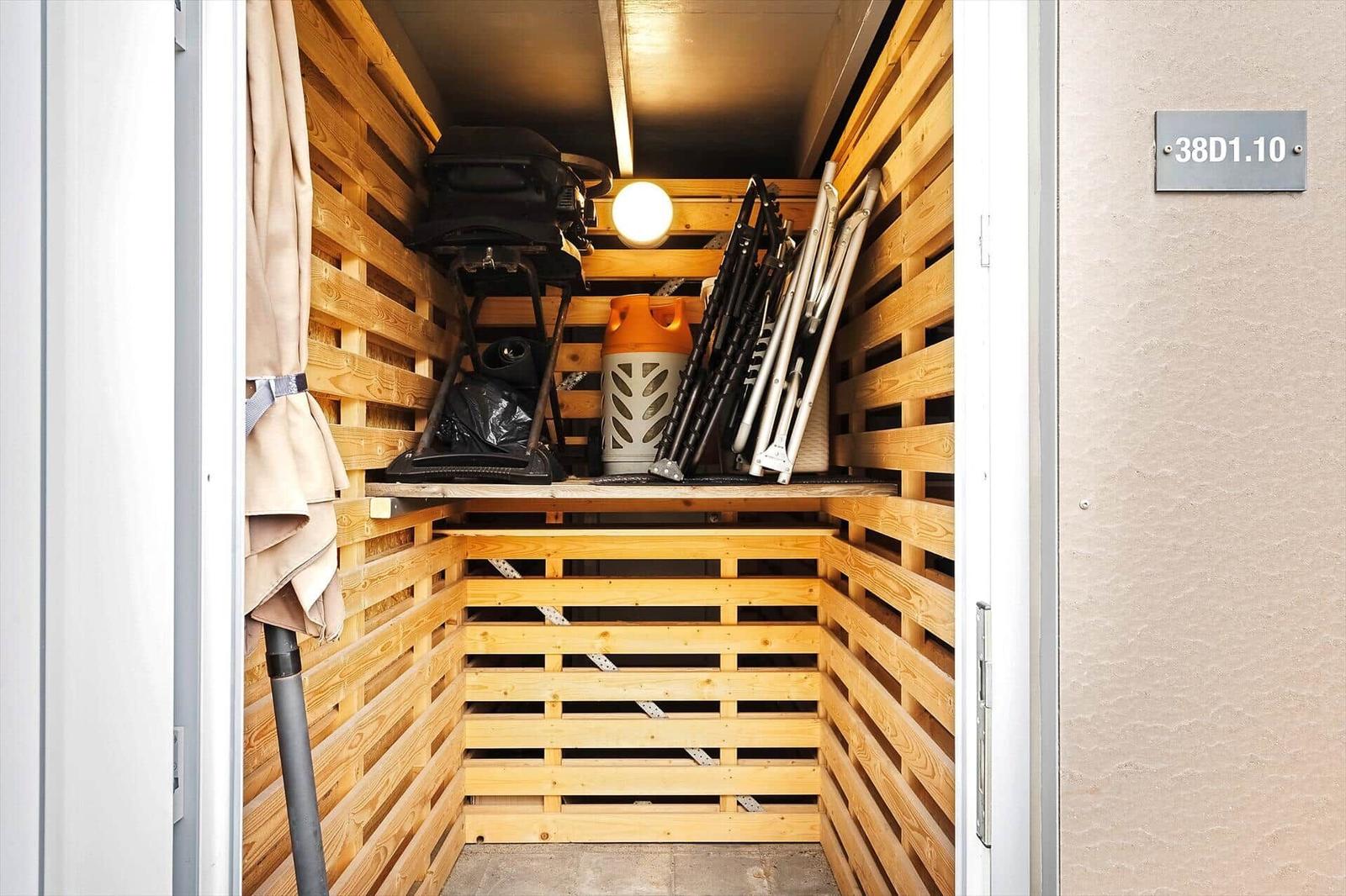 Ein kleiner Speicher mit Holzwänden und verschiedenen Gegenständen darin.