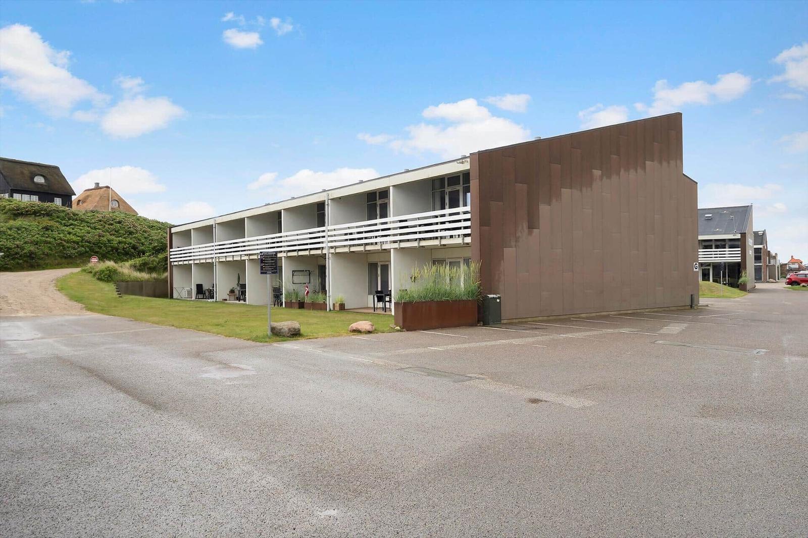 Moderne Ferienwohnung mit Balkon und Parkplatz. Grünanlagen und klare Sicht.